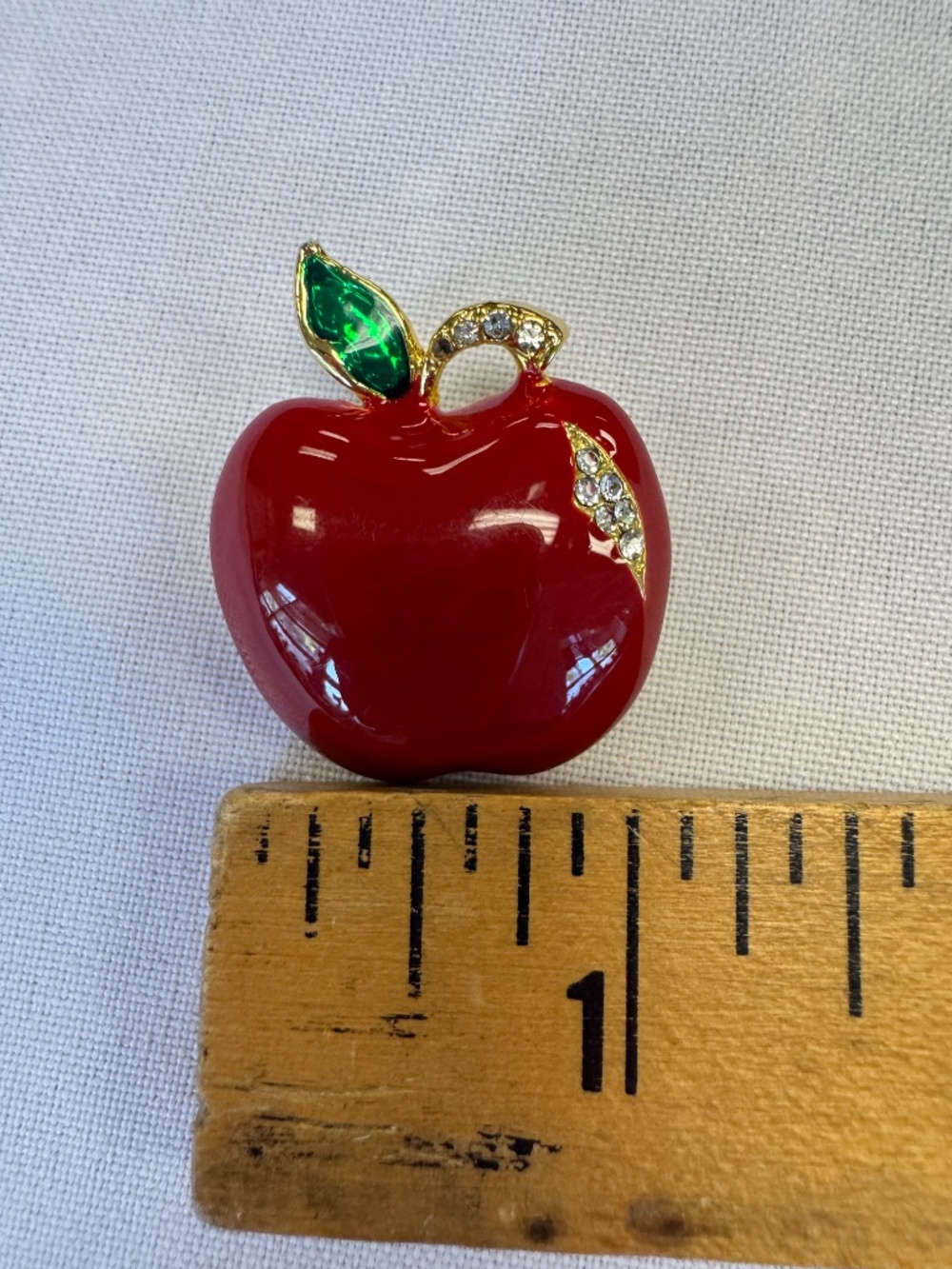 Red Apple Enamel Rhinestone Brooch Gold Tone Vintage - Picture 6 of 9